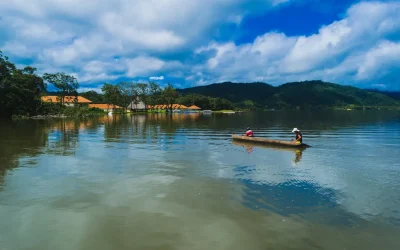 La Laguna Azul : Un Espejo Encantado en la Selva Peruana